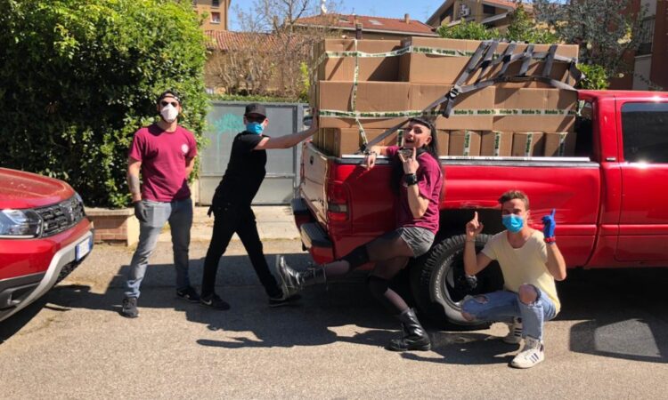 I ragazzi di EDEN PARK portano la spesa (e le uova di Pasqua) a casa per le famiglie di San Lazzaro